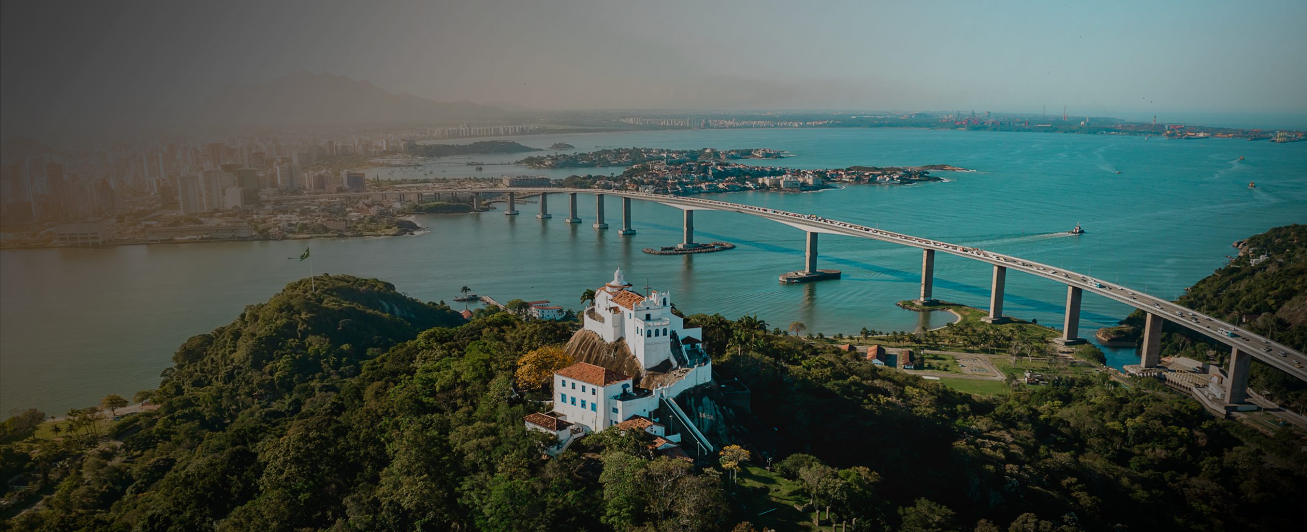 Vista aérea de Vila Velha — Convento da Penha e Terceira Ponte